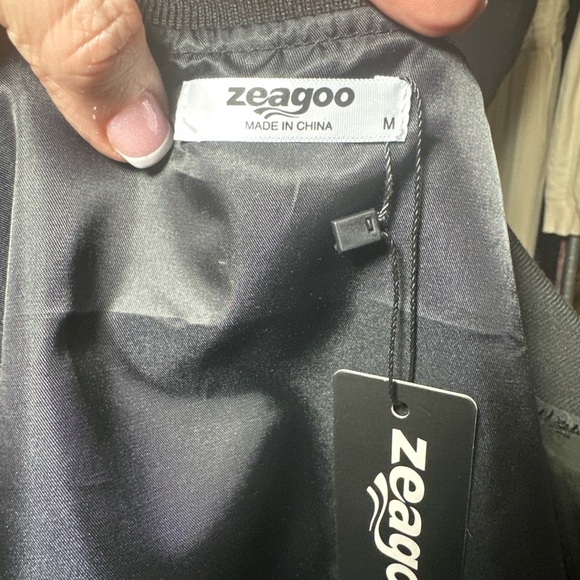 Zeagoo Black Bomber Jacket Zip Front Lightweight Size Medium NWT - Picture 6 of 7